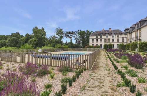 Baden Apartment | Apartment in a castle with pool – 4 guests