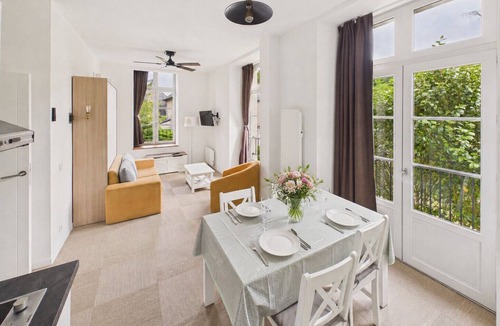 Baden Apartment | Apartment in a castle with pool – 4 guests