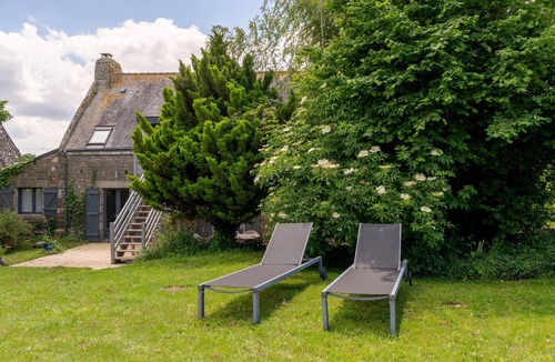 Erdeven Apartment | Apartment 'Ker Mané Iroise' with Shared Terrace, Garden and Wi-Fi