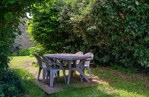 Erdeven Apartment | Apartment 'Ker Mané Iroise' with Shared Terrace, Garden and Wi-Fi