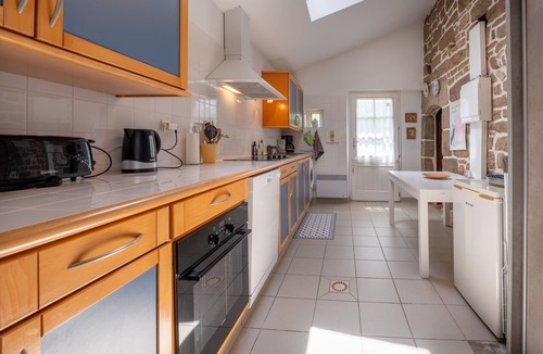 Erdeven Apartment | Apartment 'Ker Mané Teviec' with Shared Terrace, Garden and Wi-Fi