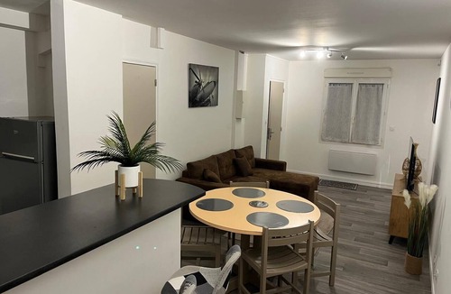 Yvre-l'Eveque Apartment | Apartment le Bugatti 4 persons wifi