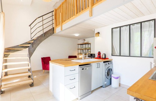 Les Vans Apartment | Apartment “Le Petit Manoir Shared Pool” with Balcony, Wi-Fi, and Air Conditioning