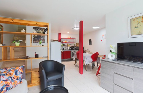 Hillion Apartment | Apartment 'Logement Coquelicot - 6 Personnes' with Private Terrace and Wi-Fi
