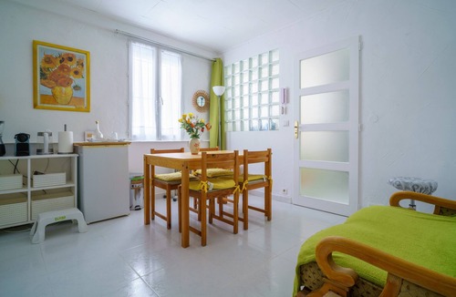 Elne Apartment | Apartment 'Logis Helena' with Wi-Fi