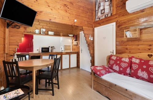 Vaulnaveys-le-Bas Apartment | Apartment 'Lys blanc' with Mountain View, Wi-Fi and Air Conditioning
