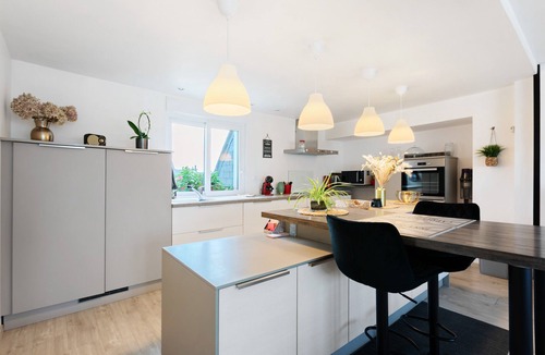 Plougasnou Apartment | Apartment “Macleo” with Balcony and Wi-Fi
