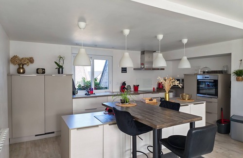 Plougasnou Apartment | Apartment “Macleo” with Balcony and Wi-Fi