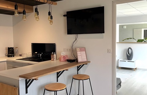 Mostuejouls Apartment | Apartment 'Porte Des Gorges' with Mountain View, Private Terrace and Wi-Fi