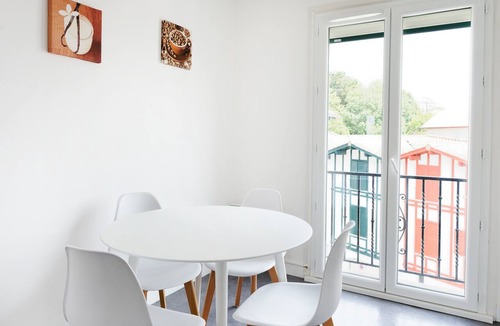 Saint-Jean-de-Luz City Center Apartment | Apartment 'Saint-Jean-de-Luz' with Mountain View & Wi-Fi