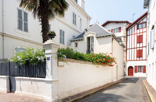 Saint-Jean-de-Luz City Center Apartment | Apartment 'Saint-Jean-de-Luz' with Mountain View & Wi-Fi