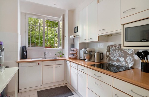 Saint-Cloud Apartment | Apartment 'Sur Jardin Clos' with Private Terrace, Private Garden and Wi-Fi