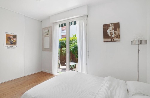 Saint-Cloud Apartment | Apartment 'Sur Jardin Clos' with Private Terrace, Private Garden and Wi-Fi