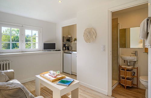 Clohars-Carnoet Apartment | Apartment 'Villa Prat Bras - T1 - Romantique' with Shared Garden and Wi-Fi