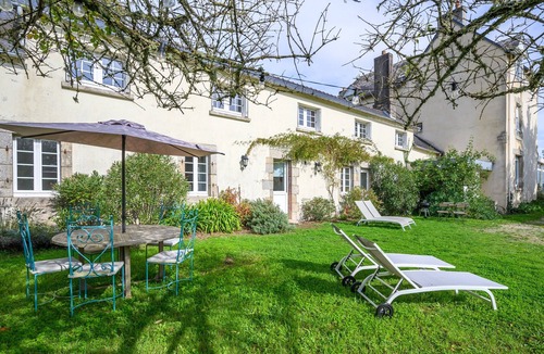 Clohars-Carnoet Apartment | Apartment 'Villa Prat Bras - T1 - Romantique' with Shared Garden and Wi-Fi
