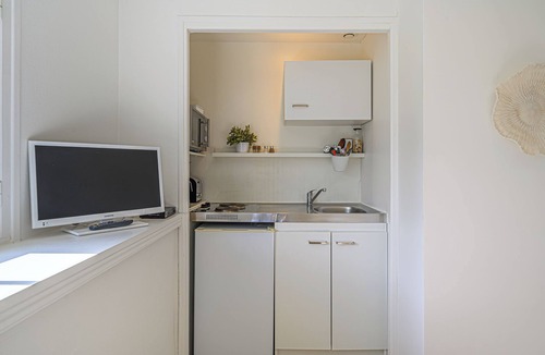 Clohars-Carnoet Apartment | Apartment 'Villa Prat Bras - T1 - Romantique' with Shared Garden and Wi-Fi