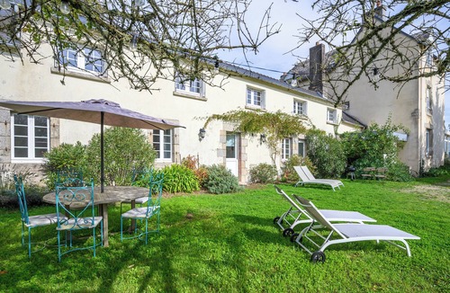 Clohars-Carnoet Apartment | Apartment 'Villa Prat Bras - T1 - Romantique' with Shared Garden and Wi-Fi