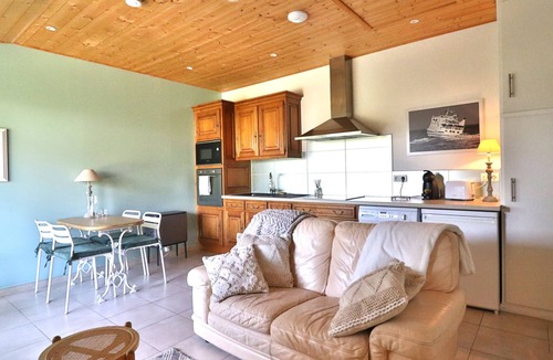 Groix Apartment | Apartment with private garden and modern amenities