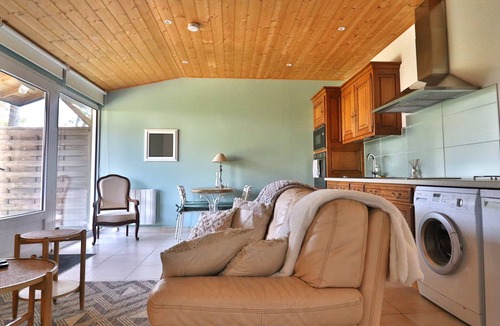 Groix Apartment | Apartment with private garden and modern amenities
