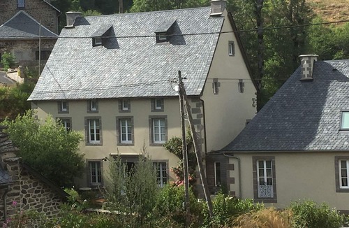 Saint-Anastaise Apartment | Appartment Gite Dom Pop