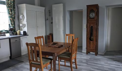 Laniscat House | APPART' DU CHEF DE GARE gîte à Gouarec au pied de la Vélodyssée