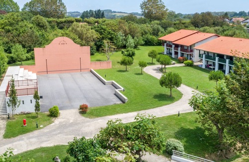 Saint-Jean-de-Luz Condo | Appart Equipé à 400m de la Plage d'Erromardie | Accès Piscine Saisonnière