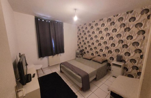 Chateau-Gontier Apartment | appart simple entier 3 chambres avec cour pour 2 a 7 personnes à château-gontier