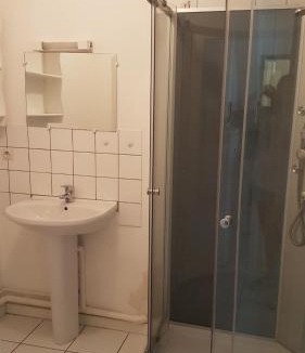 Chateau-Gontier Apartment | appart simple entier 3 chambres avec cour pour 2 a 7 personnes à château-gontier
