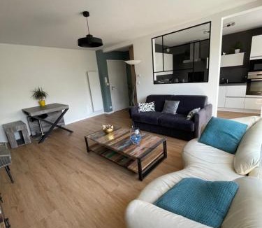 Laval Apartment | Appart spacieux 6 pers proche centre ville et gare Laval - Parking privé securisé