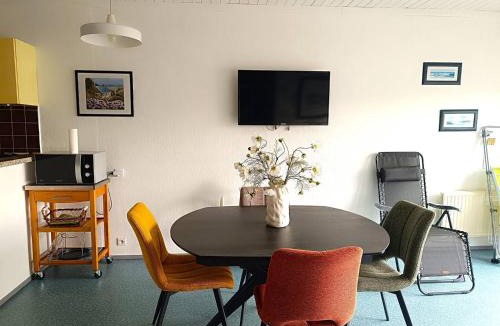 Perros-Guirec Apartment | Appartement 2-4 pers VUE MER EXCEPTIONNELLE avec terrasse à PERROS-GUIREC - Ref 908