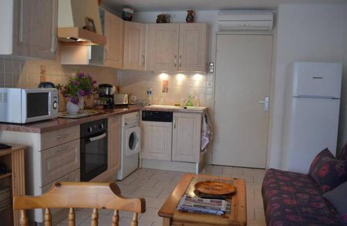 Saint-Cyprien Plage Apartment | Appartement climatisé avec terrasse dans quartier animé, parking privé - FR-1-225D-573