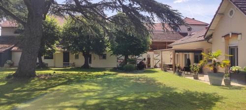 Saint-Andre-le-Puy Apartment | Appartement dans haras