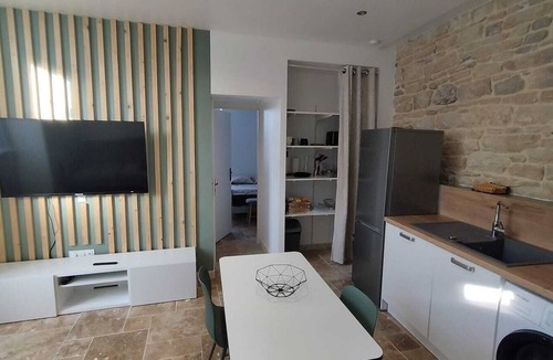 Bourgoin-Jallieu Apartment | Appartement Lumineux en Rdc, Pour Séjour Touristique ou Professionnel