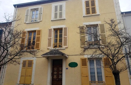 Republique Apartment | Appartement moderne proche thermes avec balcon et place de parking