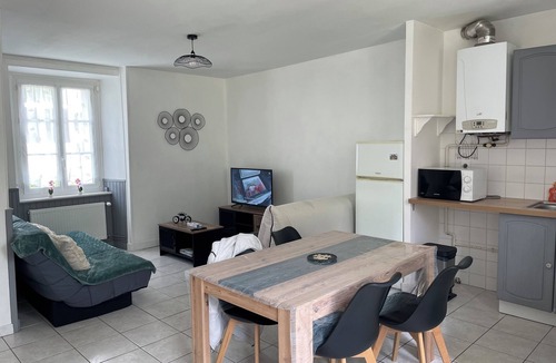 Dinan Apartment | Appartement RDC Avec Cour Commune à 5 Minutes de la Gare