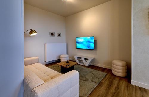Nevers Apartment | Appartement Saint-Cyr - Les Suites du Palais, parking privé, vue cathédrale, 3 chambres