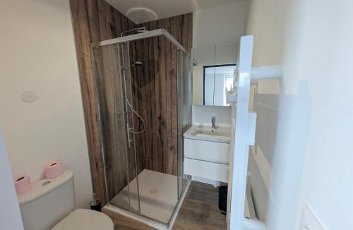 Ardentes Apartment | Appartement T2 Cosy Climatisé - Immeuble Privé - Parking Gratuit
