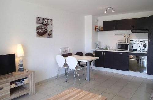 Etel Apartment | Appartement T2 moderne avec balcon, proche plage et port à Étel - FR-1-479-54