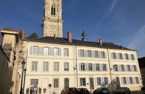 Nevers Apartment | Appartement Vivier - Les Suites du Palais, parking privé, vue cathédrale, 2 chambres