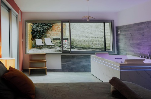 Valenciennes Apartment | AppartSpa59: Suite Tentation Balnéo Sauna (Secret Room optional)