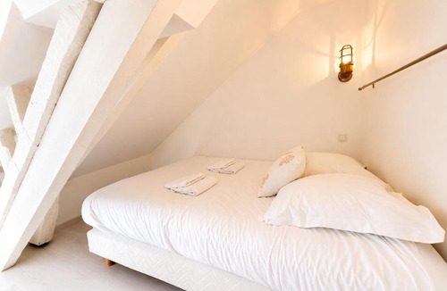 Bayeux Apartment | Apt duplex ou plain pied tout confort plein centre ville Bayeux proche commerces, restaurants, avec terrasse privative ou jardin commun aménagé clos, parking gratuit à proximité, proche plages du débarquement