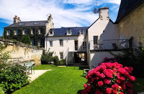 Bayeux Apartment | Apt duplex ou plain pied tout confort plein centre ville Bayeux proche commerces, restaurants, avec terrasse privative ou jardin commun aménagé clos, parking gratuit à proximité, proche plages du débarquement
