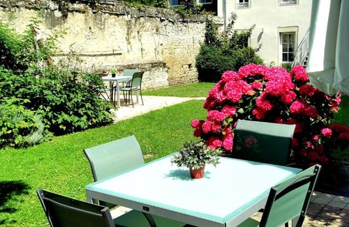 Bayeux Apartment | Apt duplex ou plain pied tout confort plein centre ville Bayeux proche commerces, restaurants, avec terrasse privative ou jardin commun aménagé clos, parking gratuit à proximité, proche plages du débarquement