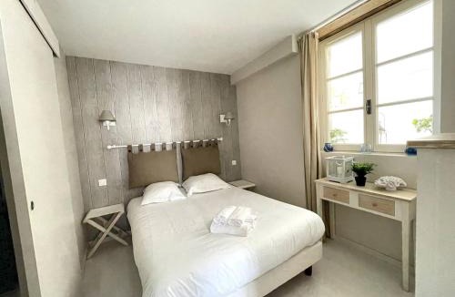 Bayeux Apartment | Apt duplex ou plain pied tout confort plein centre ville Bayeux proche commerces, restaurants, avec terrasse privative ou jardin commun aménagé clos, parking gratuit à proximité, proche plages du débarquement