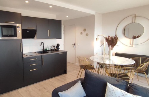 Saint-Priest Apartment | Arty Appart - Eurexpo - Clim - Parking box privé - Balcon - Sauna en option