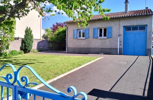 Saint-Julien-Chapteuil House | At Tata Malou's house with a garden and an enclosed courtyard