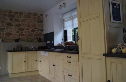 Pommerit-le-Vicomte Villa | At the edge of the wood