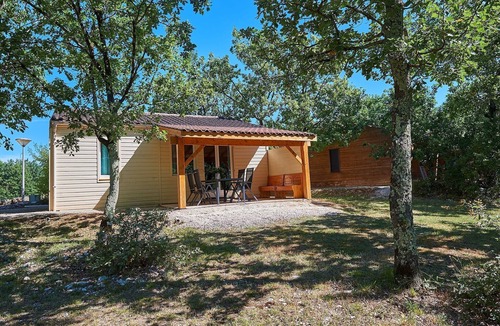 Mauroux House | Attractive bungalow with a terrace on a hill in the Dordogne