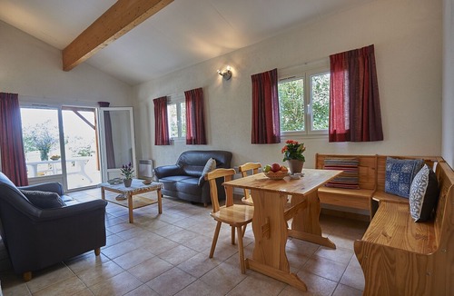 Mauroux House | Attractive bungalow with a terrace on a hill in the Dordogne