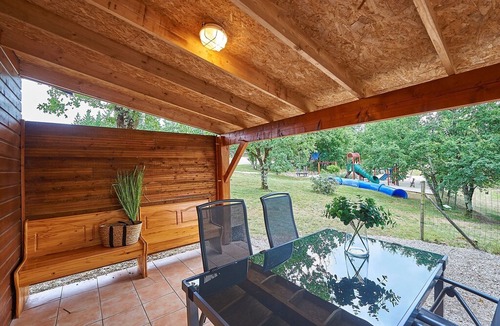 Mauroux House | Attractive bungalow with a terrace on a hill in the Dordogne
